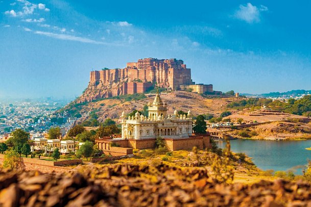 Rundreise Indien - Magisches Rajasthan & Taj Mahal - Jodhpur, Meherangarh Fort mit Jaswant Thada im Vordergrund