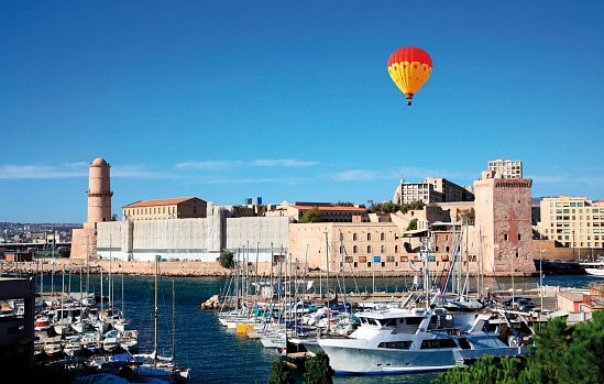 Westliches Mittelmeer im Winter mit Costa Toscana