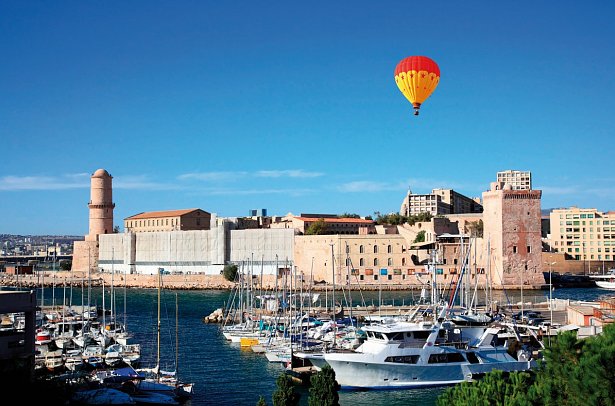 Westliches Mittelmeer im Winter mit Costa Toscana