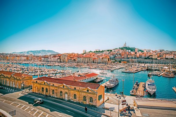 Der Wintersonne entgegen mit Costa Pacifica - Marseille