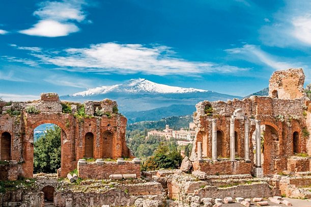 Antike Stätte im Mittelmeer mit Costa Favolosa - Taormina