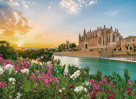 Antike Stätte im Mittelmeer mit Costa Favolosa - Kathedrale La Seu, Palma