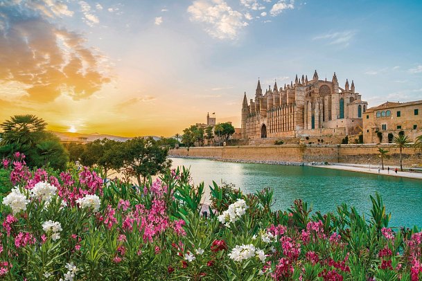 Antike Stätte im Mittelmeer mit Costa Favolosa - Kathedrale La Seu, Palma