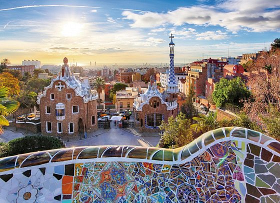 Antike Stätte im Mittelmeer mit Costa Favolosa - Barcelona, Park Güell