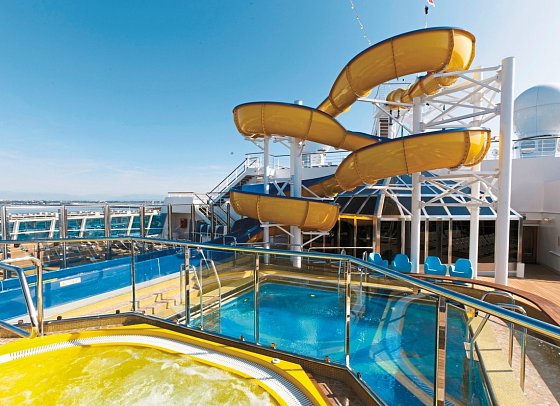 Antike Stätte im Mittelmeer mit Costa Favolosa - Pool