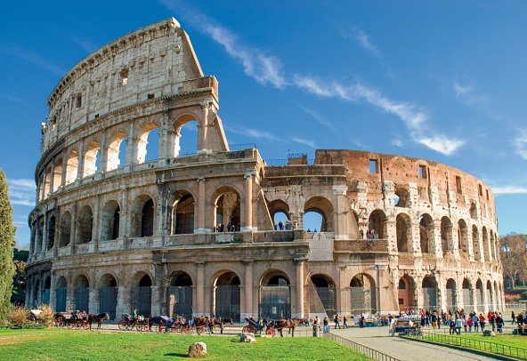 Antike Stätte im Mittelmeer mit Costa Favolosa - Colosseum
