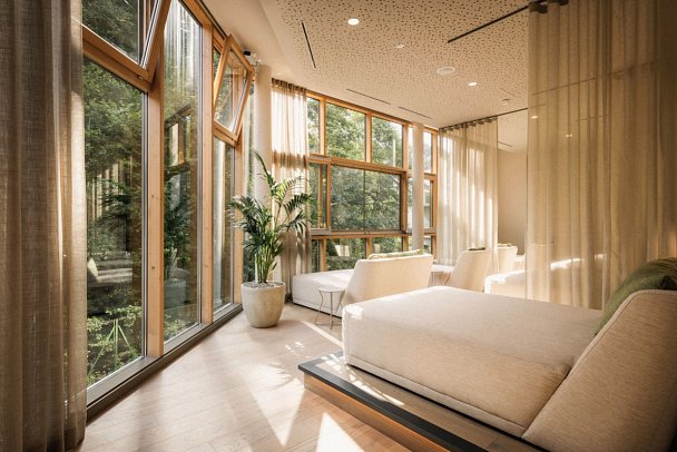 Heilthermen Resort Bad Waltersdorf - Ruheraum mit Waldblick