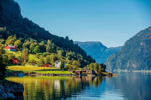 Norwegische Fjorde mit Costa Favolosa - Fjordlandschaft