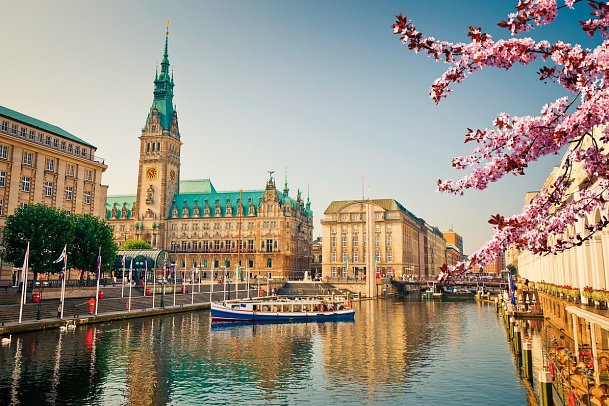 Metropolen & Südnorwegen mit AIDAnova - Rathaus und Alster