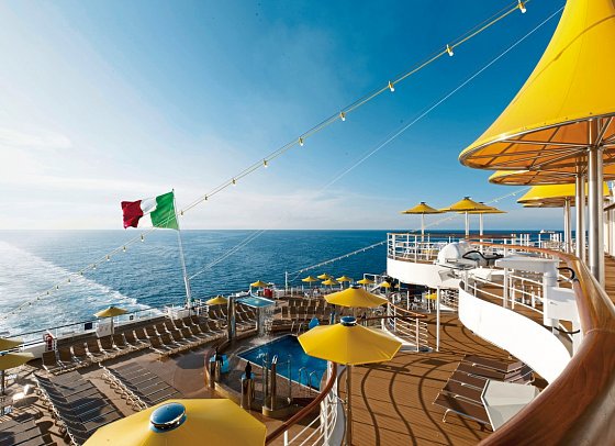 Island mit Costa Favolosa - Pooldeck
