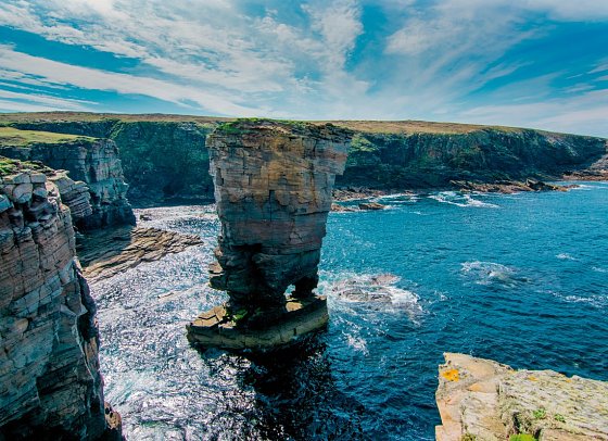 Island mit Costa Favolosa - Yesnaby, Orkney Islands