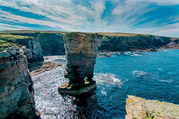 Island mit Costa Favolosa - Yesnaby, Orkney Islands