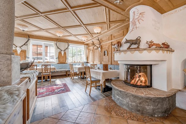 Wanderreise Zillertal - Restaurant mit Kamin