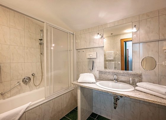 Hotel Sonnschein - Beispiel Bad Doppelzimmer Komfort (Zimmercodierung DF1)
