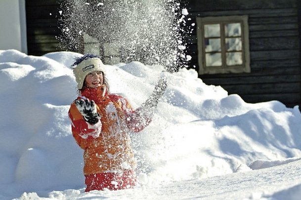 Naturel Hoteldorf SCHÖNLEITN - Kind spielt im Schnee