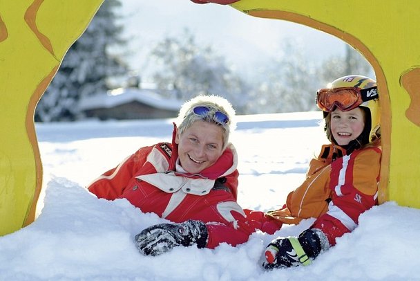 Naturel Hoteldorf SCHÖNLEITN - Im Schnee spielen