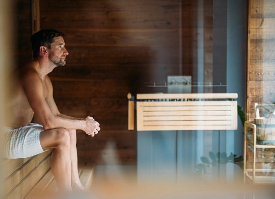 Trattlerhof - Mann in der Sauna