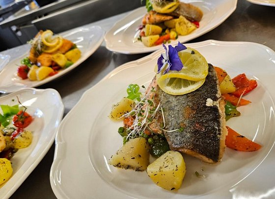 Stift St. Georgen - dekorierter Teller mit Fisch, Gemüse und Erdäpfeln