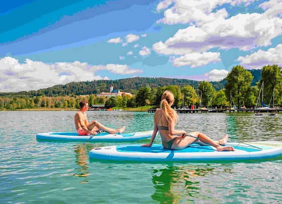 Stift St. Georgen - 2 Damen sitzend am Stand-up-Paddle-Board am Längsee