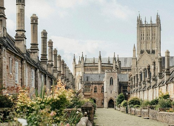 Rundreise Südengland - Cornwall Blütenzauber der Rhododendren - Vicars Close in Wells