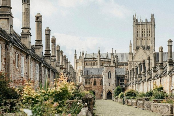 Rundreise Südengland - Cornwall Blütenzauber der Rhododendren - Vicars Close in Wells