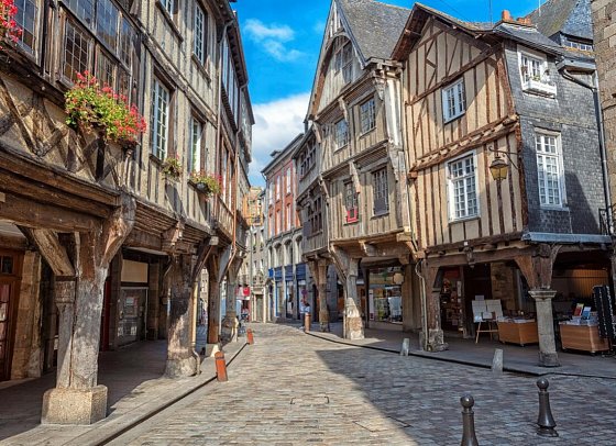Rundreise Höhepunkte Nordfrankreichs - Paris, Loire-Tal und Normandie - Mittelalterliche Häuser in Dinan