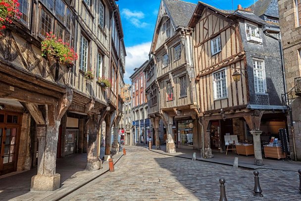 Rundreise Höhepunkte Nordfrankreichs - Paris, Loire-Tal und Normandie - Mittelalterliche Häuser in Dinan