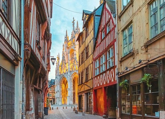 Rundreise Höhepunkte Nordfrankreichs - Paris, Loire-Tal und Normandie - Fachwerkhäuser und Kathedrale in Rouen