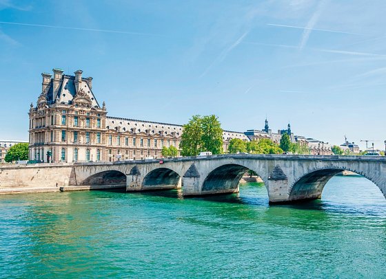 Kunst pur auf der Seine mit SEINE COMTESSE - Seineufer am Louvre