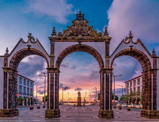 Standortrundreise Azoren - Stadttor in Ponta Delgada