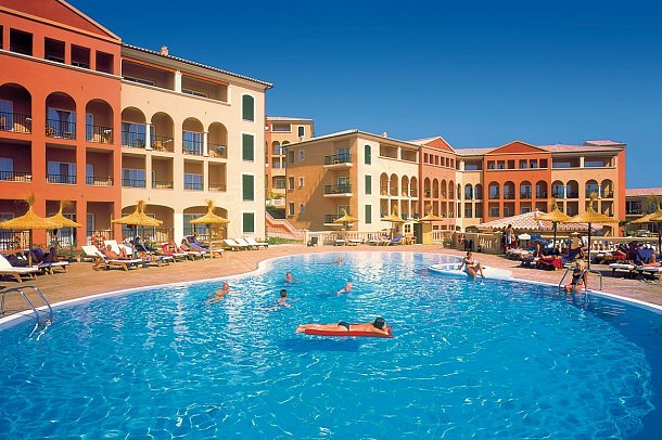 Wanderreise Mallorca - Außenansicht Hotel mit Pool