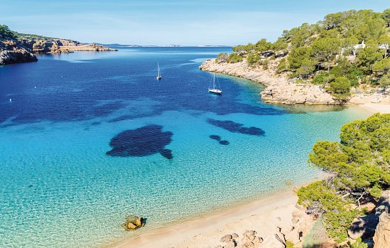 Mittelmeerinseln mit Sonnenfinsternis mit AIDAstella