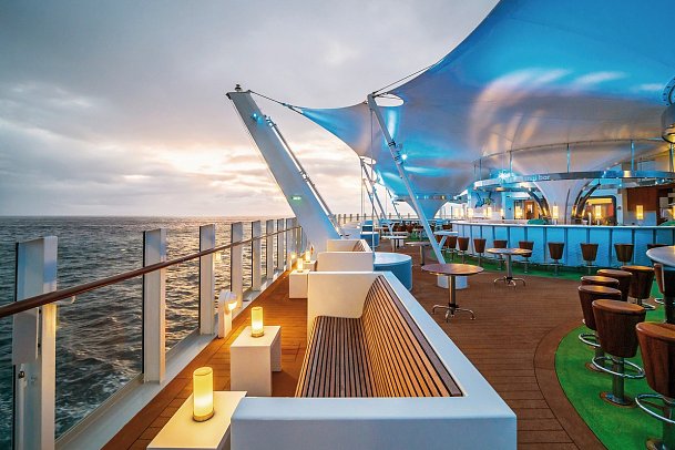 Perlen am Mittelmeer & Kanaren mit AIDAcosma - Bar