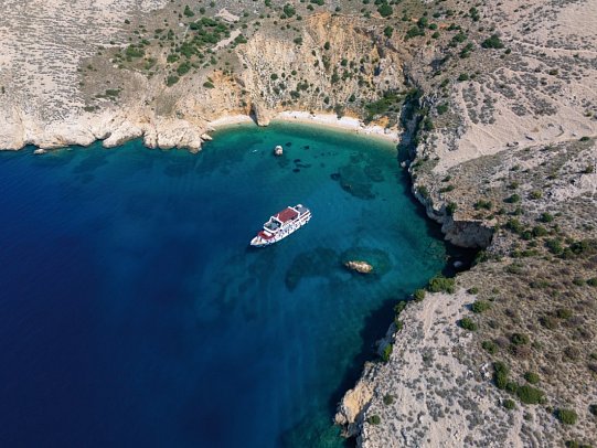 Blaue Reise - Kreuzfahrt zwischen 1000 Inseln - Schiff in einer Bucht
