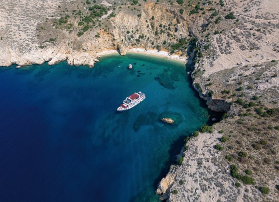Blaue Reise - Kreuzfahrt zwischen 1000 Inseln - Schiff in einer Bucht