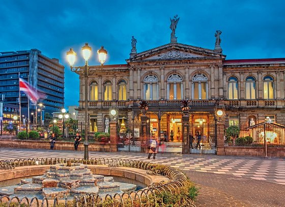Costa Rica Rundreise & Baden - Nationaltheater von Costa Rica in San Jose bei Nacht