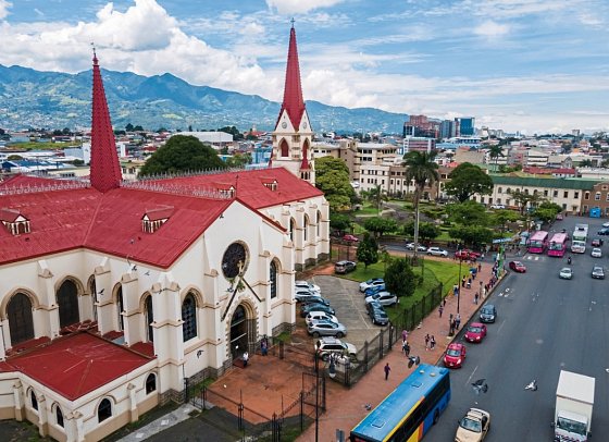 Costa Rica Rundreise & Baden - Luftaufnahme der barocken Kirche Merced im Zentrum von San Jose in Costa Rica