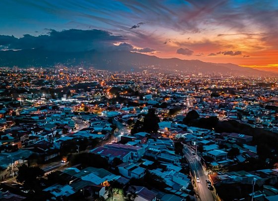 Costa Rica Rundreise & Baden - Sonnenuntergang Panorama von San Jose, Costa Rica