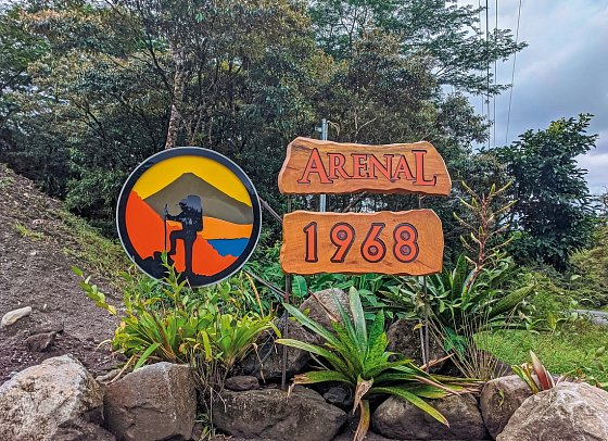 Costa Rica Rundreise & Baden - La Fortuna, Costa Rica, Eingangsschild Volcano Arenal Nationapark