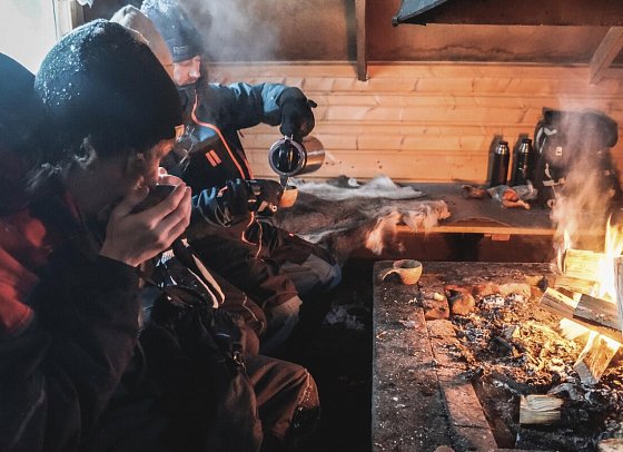Rundreise Schwedisch Lappland zu Silvester - Aufwärmen am Feuer