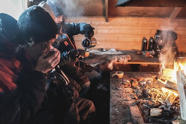 Rundreise Schwedisch Lappland zu Silvester - Aufwärmen am Feuer