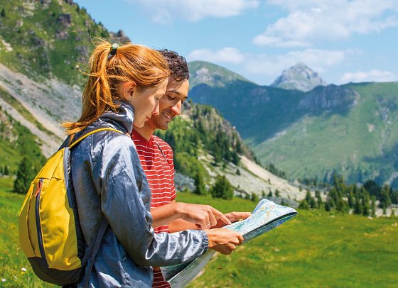 Revier Boutique Hotel Kaprun - Paar schaut in die Routenkarte