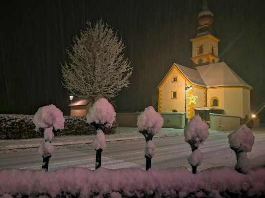 Ski-Opening Obertauern - Die fantastischen Vier - verschneite Kapelle