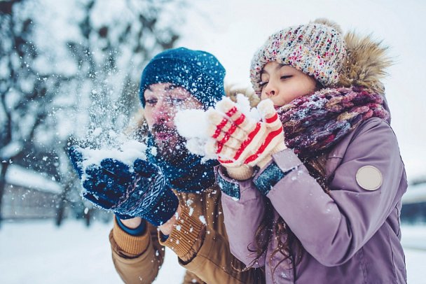 Thermenhotel Vier Jahreszeiten - Familienfreundlichkeit trifft Komfort - Im Schnee spielen