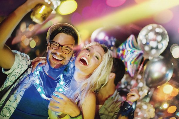 Schlagerparty auf der Donau MS Admiral Tegetthoff - Paar tanzt fröhlich